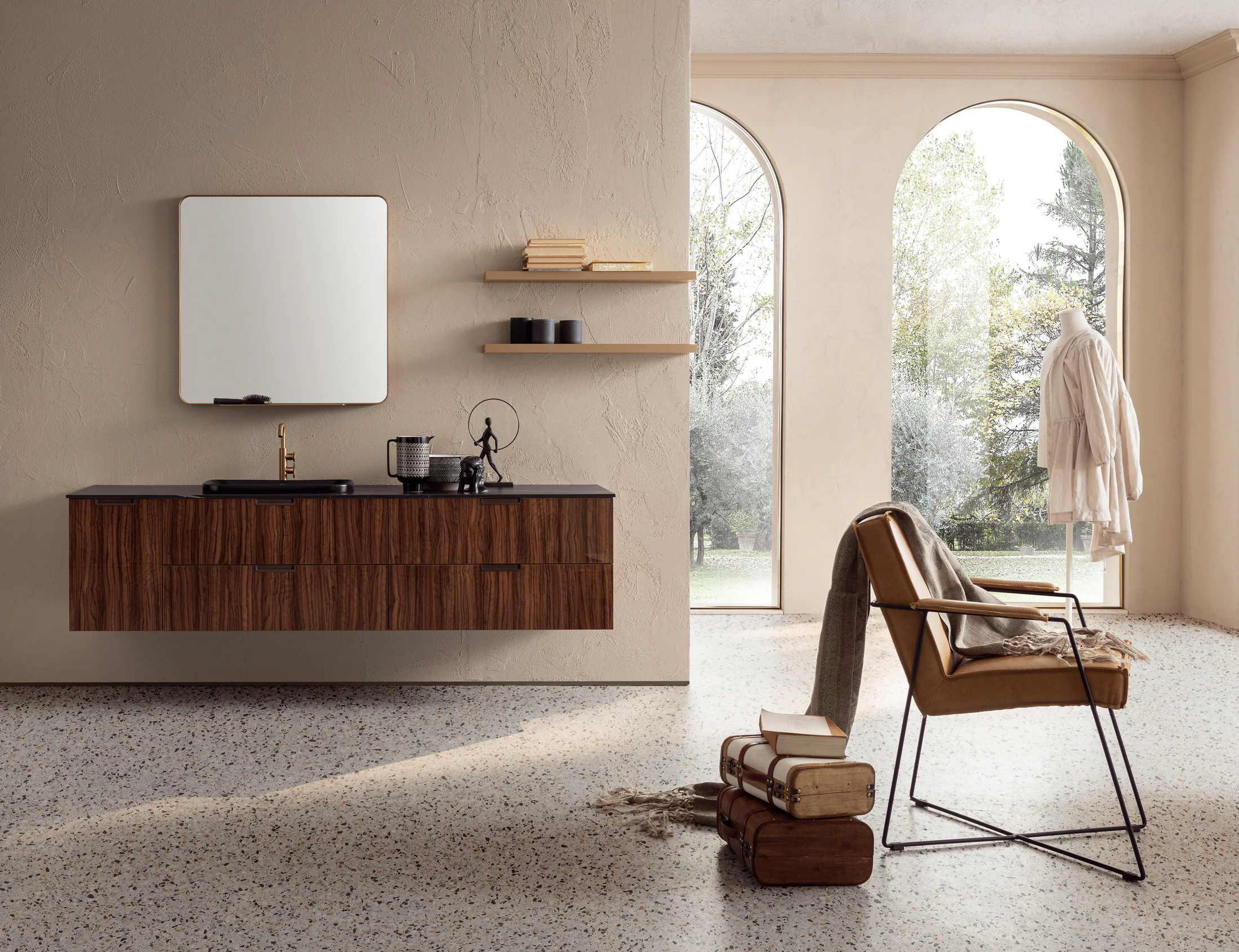 Meuble de salle de bain en bois face à un jardin intérieur