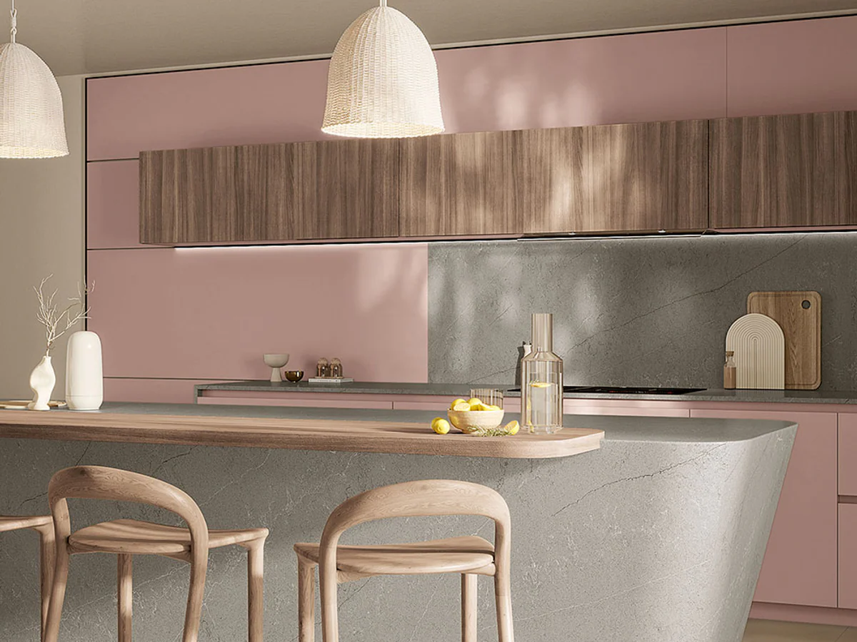 Cuisine Arrex rose poudré avec îlot gris