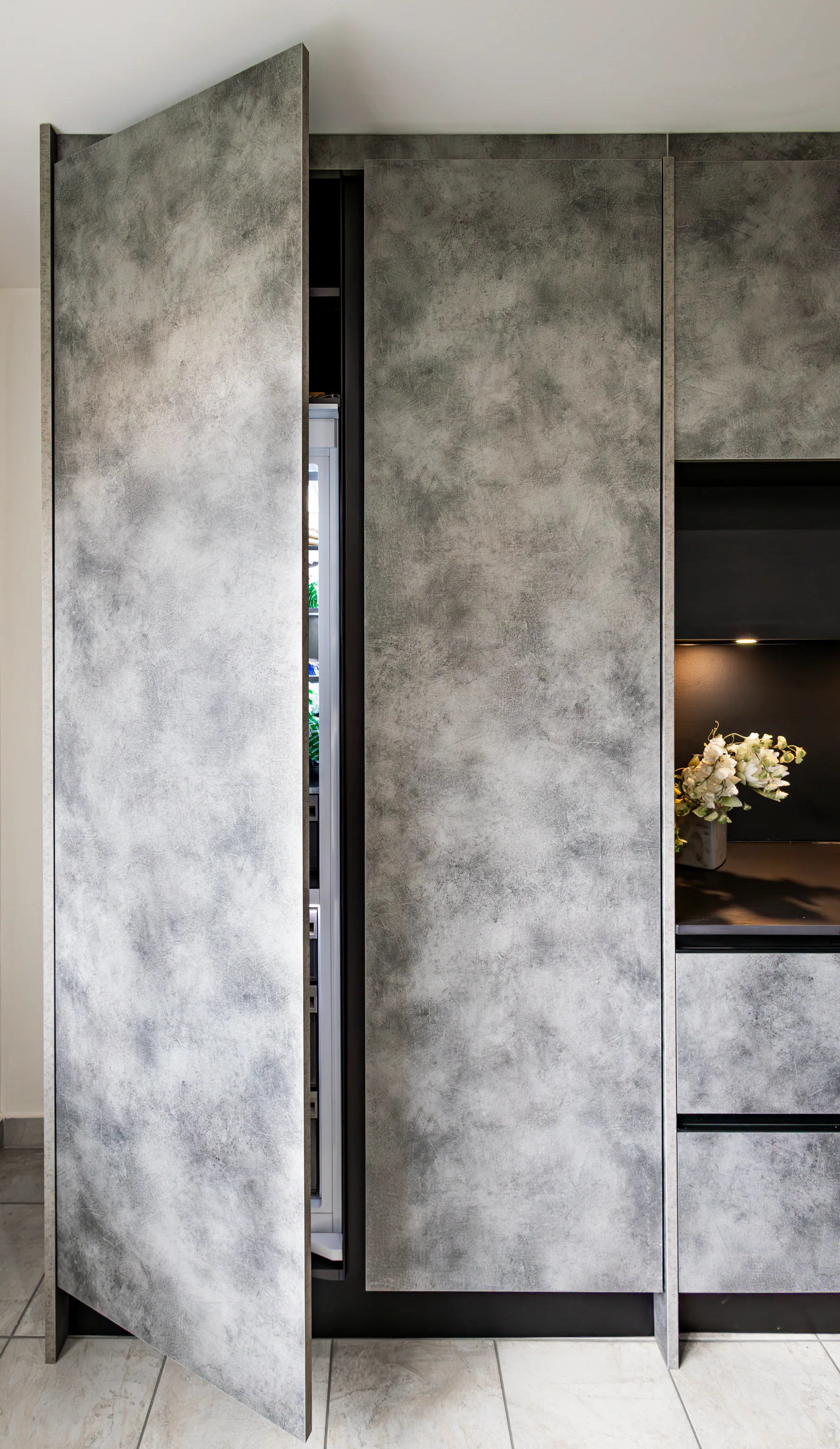 Détail de menuiserie graphite dans une réalisation BP Cuisines