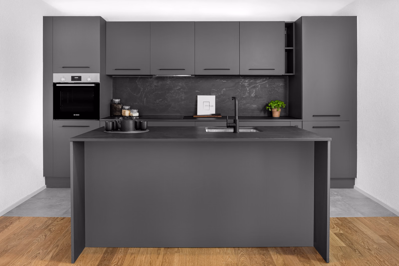 Cuisine graphite avec îlot réalisée dans le canton de Neuchâtel
