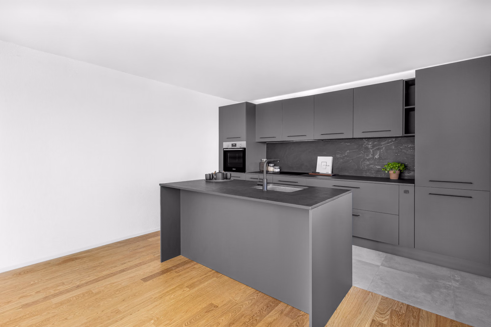 Vue d’ensemble d’une cuisine graphite avec îlot central