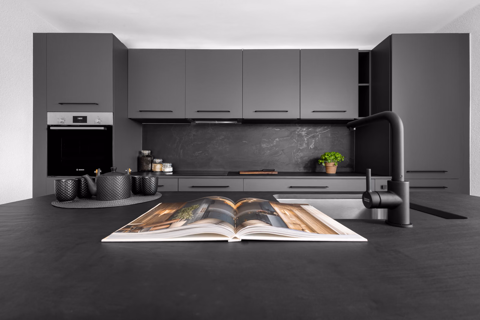Cuisine graphite réalisée par BP Cuisines avec plan de travail et évier intégrés