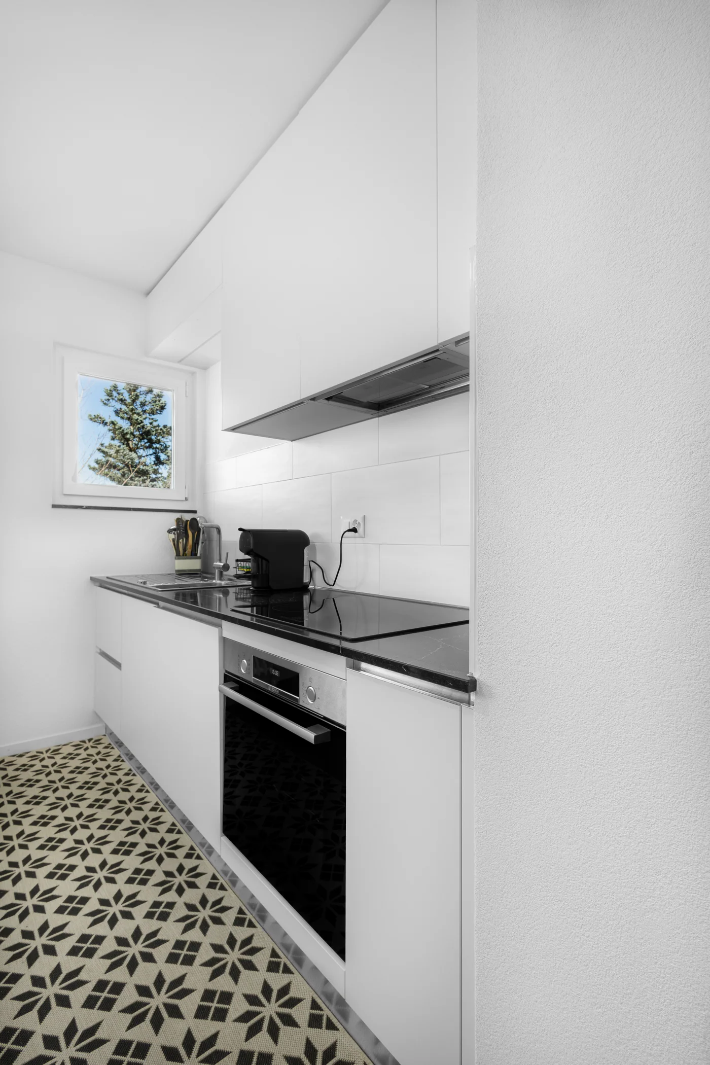 Cuisine compacte blanche réalisée par BP Cuisines dans un appartement