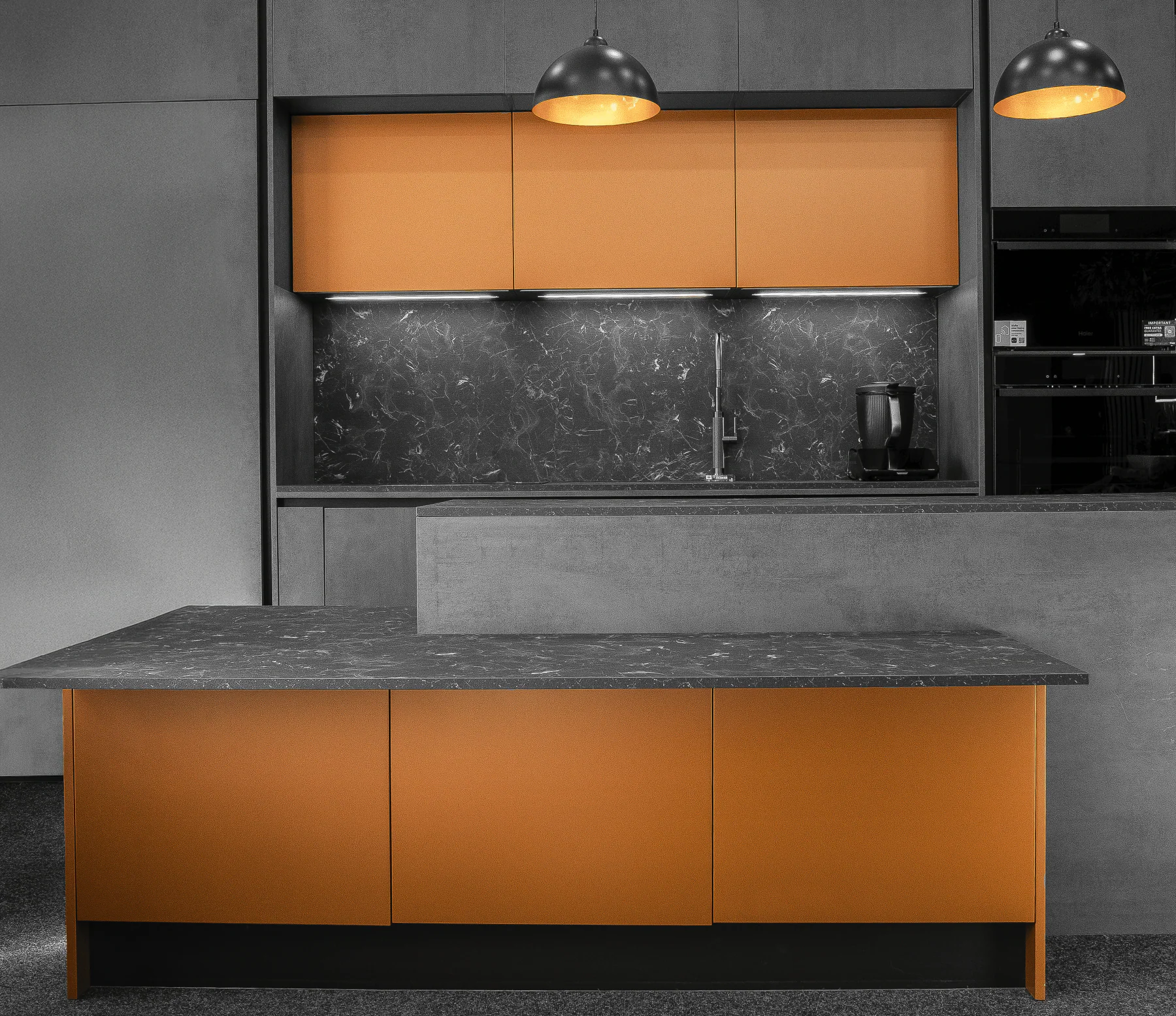 Façades terracotta et plan minéral exposés au showroom BP Cuisines