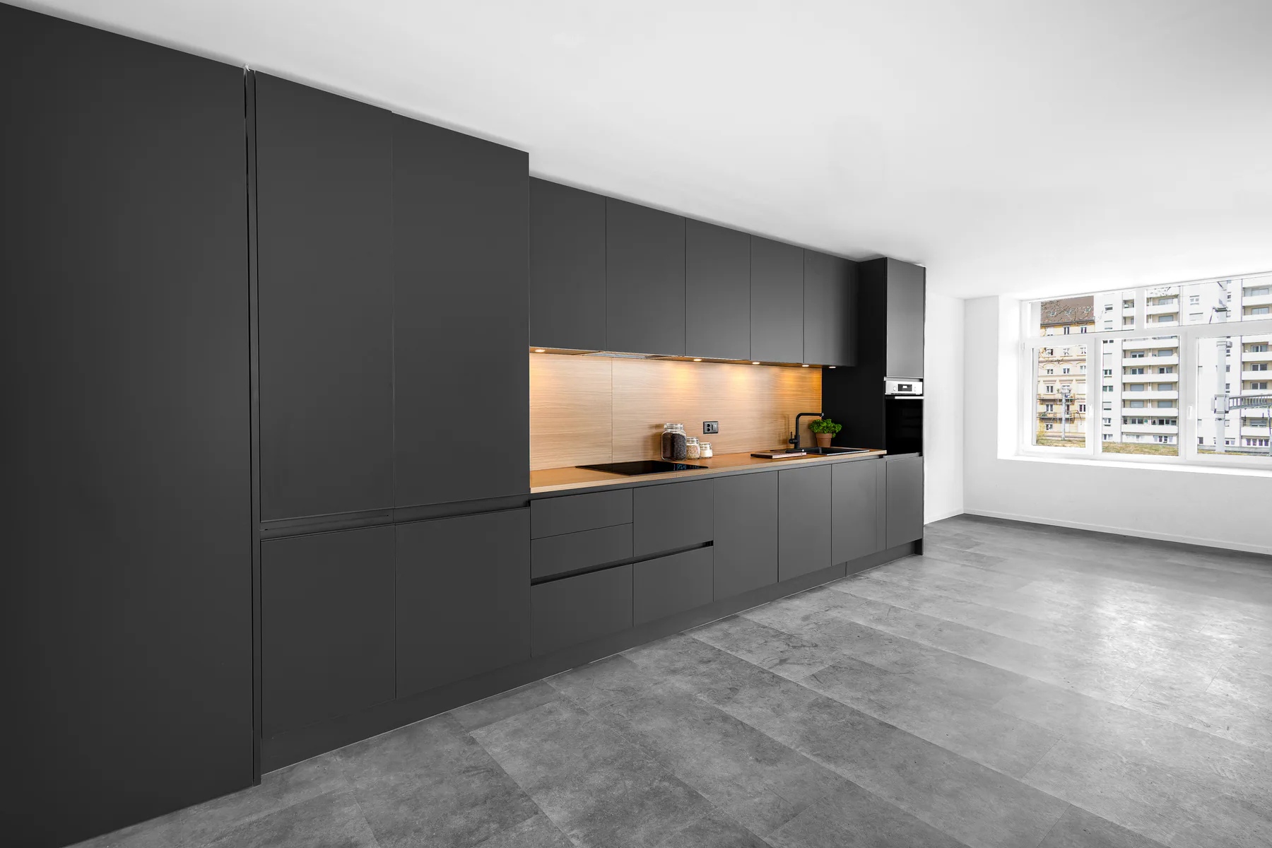 Cuisine graphite et bois photographiée dans son espace après la pose