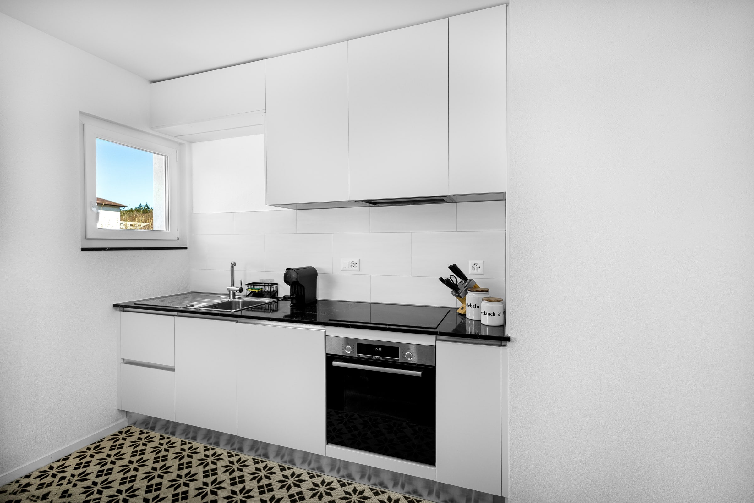Cuisine locative compacte et lumineuse