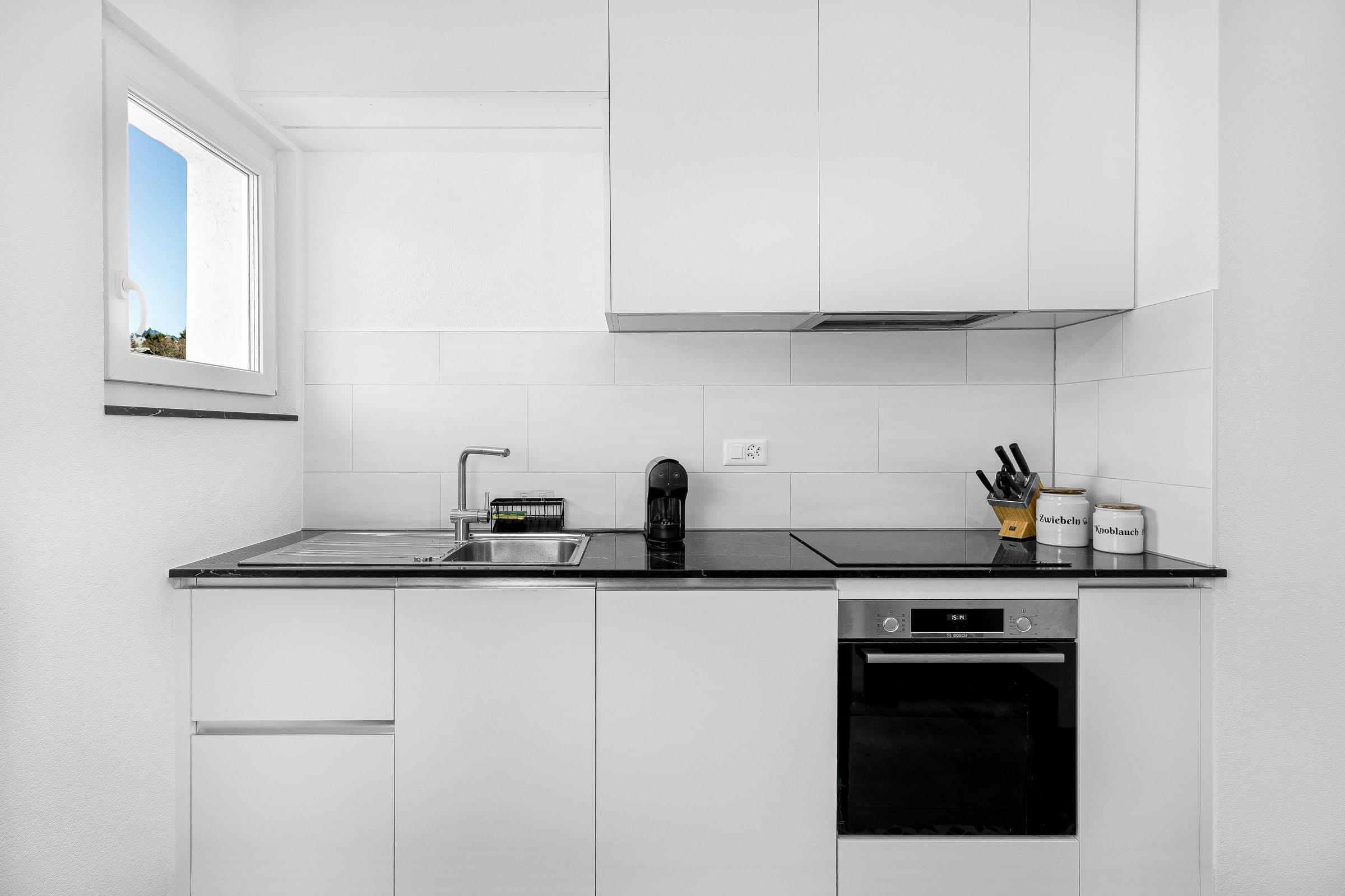 Cuisine blanche adaptée à un logement locatif