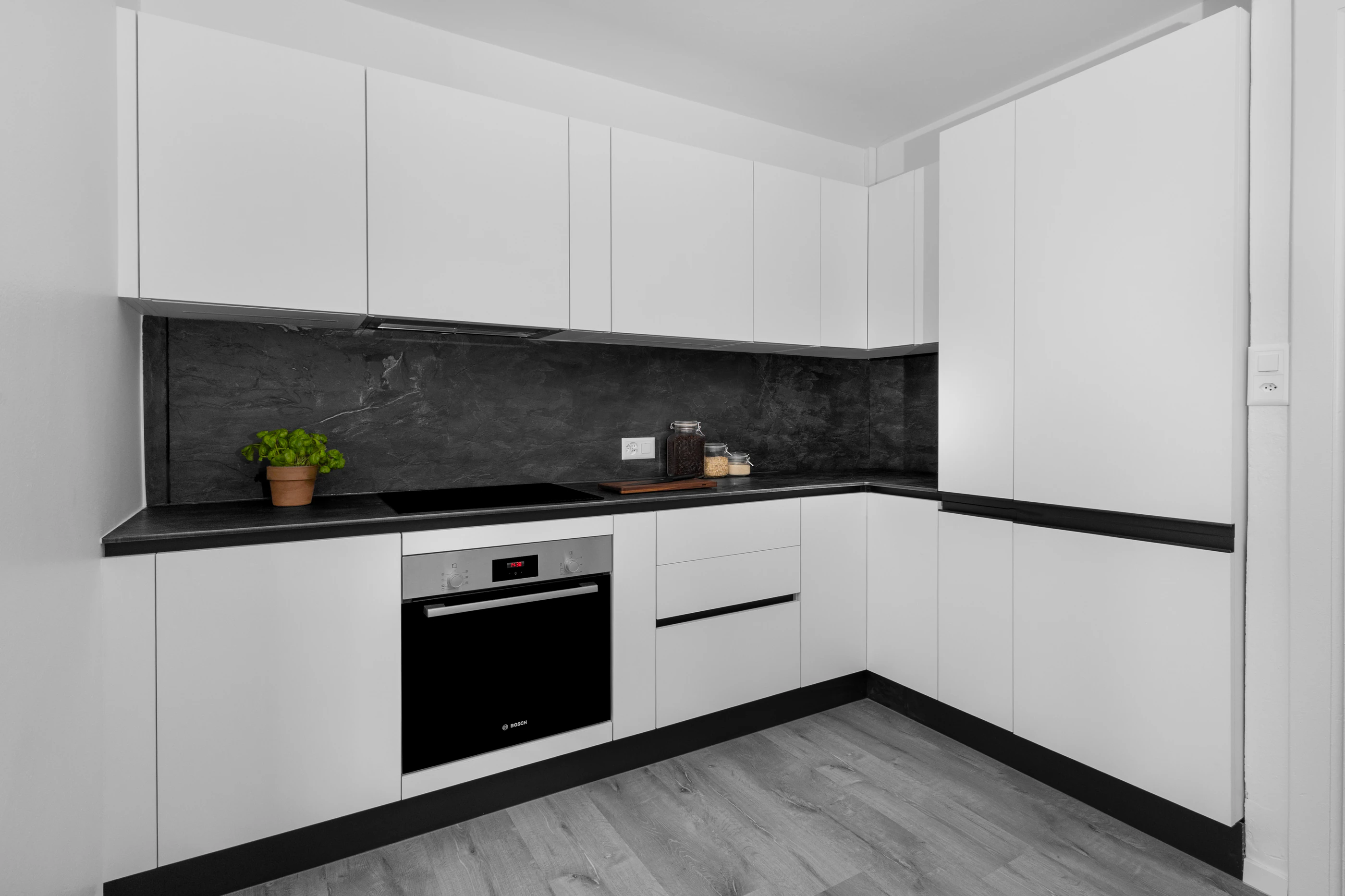Cuisine locative blanche et graphite avec rangements en hauteur