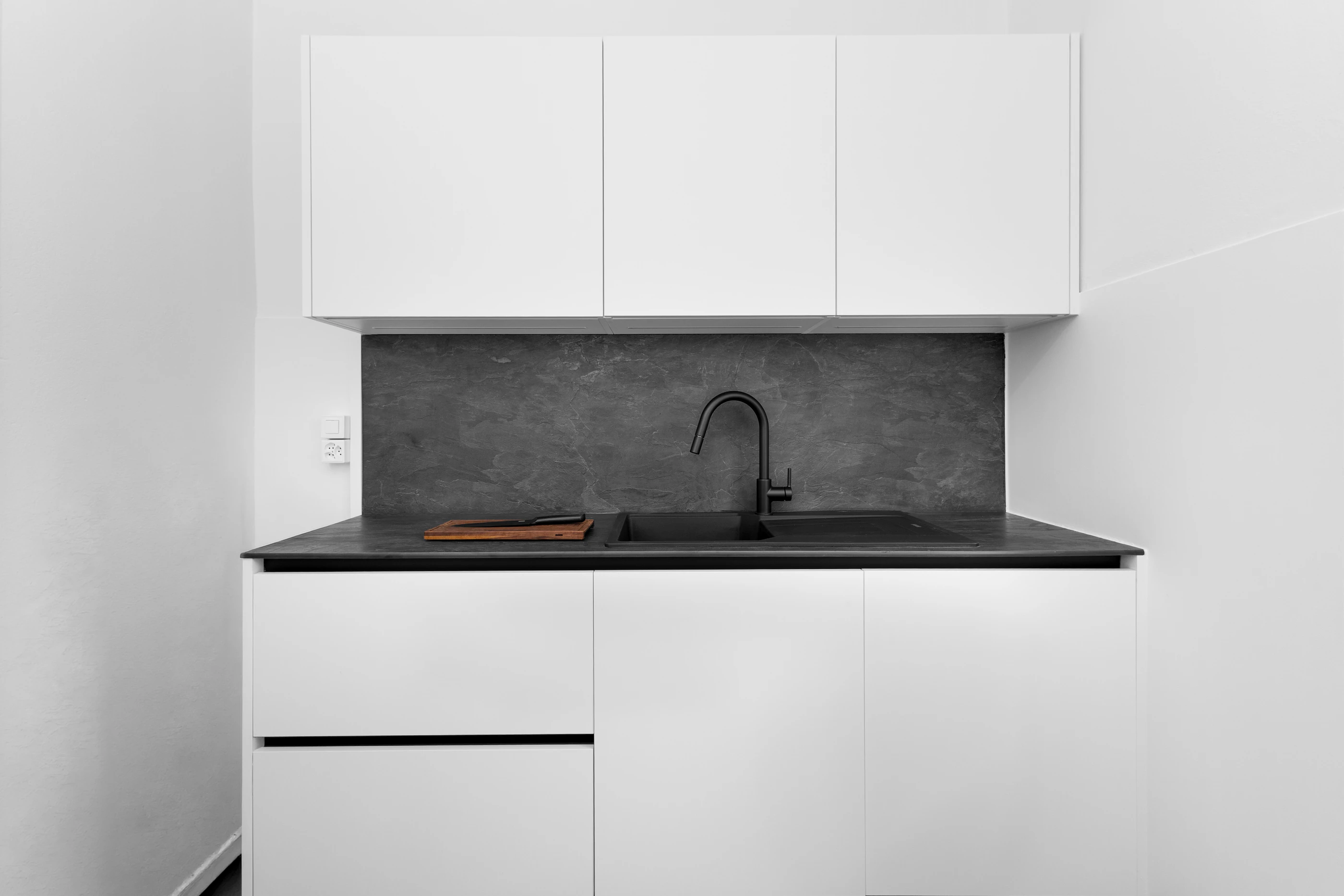 Détail des façades et de la crédence d’une cuisine locative