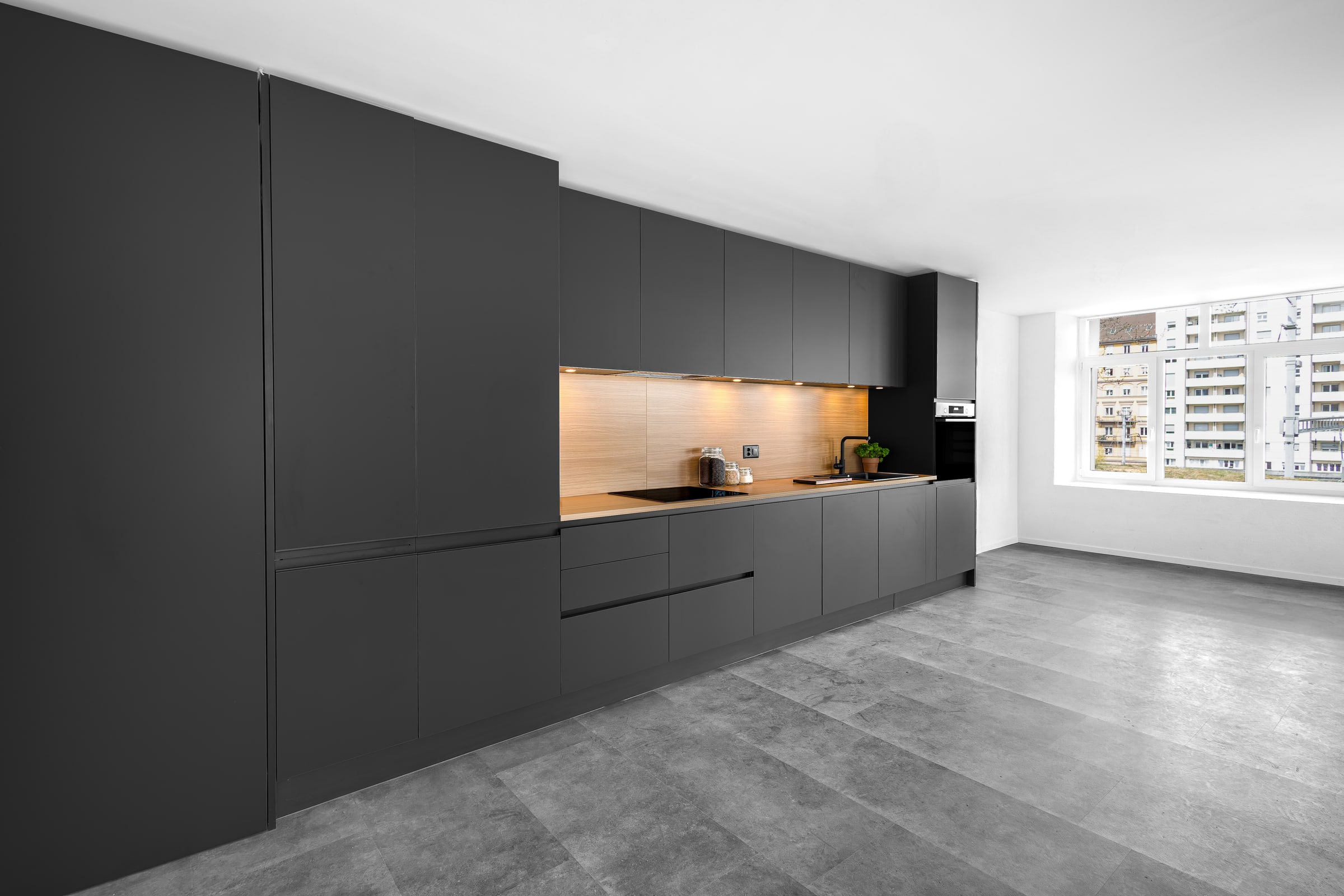 Cuisine graphite linéaire avec niche en bois réalisée par BP Cuisines